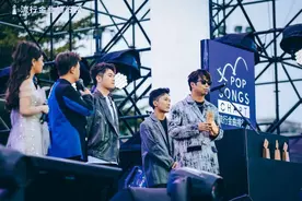 麻园诗人获“年度最受欢迎摇滚乐队奖” 现场被调侃“i人乐队”图片