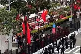 习近平乘坐的车队前往下榻饭店，华人华侨沿街欢迎视频封面