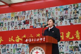 “法治+德育”并举 新学期法官助力少年成长——十堰中院法官参加十堰市实验中学2025年春季开学典礼…图片