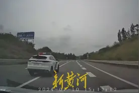 重庆一警车高速别车并实线变道？丰都县公安局：是交警在执行任务图片