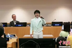 湘籍知名歌手周深，在联合国总部献唱《和平颂》图片
