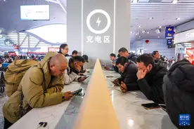新春走基层丨宁波火车站：免费充电缓解旅客“电量焦虑”图片