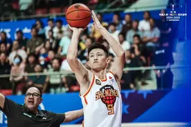 球员周鹏上场啦！携深圳队取CBA俱乐部杯“开门红”图片