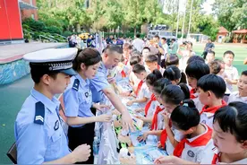 新学期·新旅程丨成都高新：学知识、“撸”警犬、玩涂鸦 “开学第一课”学安全图片