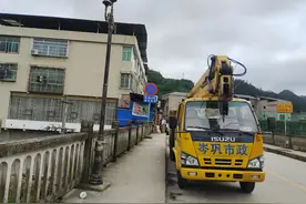 岑巩县注溪镇：维修路灯暖民心 照亮群众“幸福”路图片