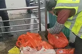 热闻|父母给的年货竟被儿女扔进垃圾箱？疑似当事人回应：路远担心肉变质，留下给环卫工图片