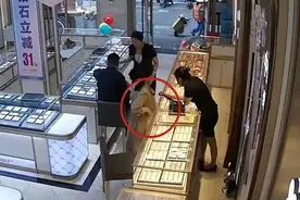 女子初见网恋男友就要买金饰，还“摸”走店里金戒指！男子知情后表态图片