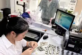 2000余枚硬币换纸钞，新邵这家银行服务很“暖心”图片