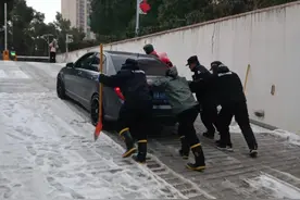 雪天车辆打滑开不上坡，众人变身“推车侠”图片