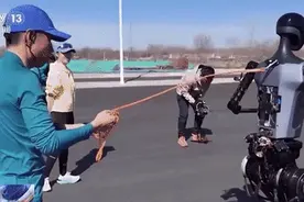 “出生”不足百天也参赛，全球首个人形机器人半马开跑！热门选手有何神秘武器？图片