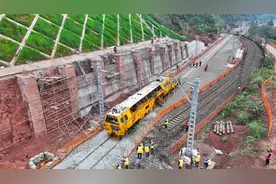 超1000名建设者连续奋战4.5小时 成渝铁路改造项目首次线路拨接圆满完成图片