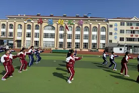 传中华武术魂，展雏鹰之风采：海德小学举行《弟子规》国学操展演图片