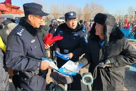 日照民警“赶大集”送“反诈年货”，守护群众财产安全图片