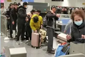 大排50米长队！上海这两个地铁站被吐槽，回应→图片