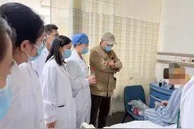 半夜爬到大腿处，又缩回肛门……女子体内取出10米长虫！还是活的图片