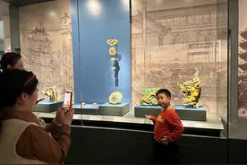 首博恢复开馆首日，市民展厅“寻龙”感受浓浓年味图片