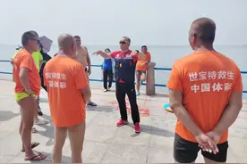 有人“落海”，无人机空投救生圈！“巧克力大爷”沉浸式体验海上救援大课堂，青岛再添一支公益救援队图片