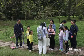 杭州植物园里一堆人在“开盲盒”，都找到了哪些“宝贝”？图片