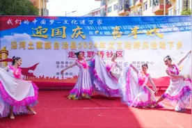 沿河：文艺轻骑兵送戏下乡 迎国庆喜丰收图片