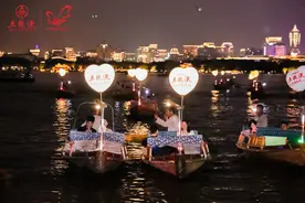 七夕之夜，77对情侣让西湖荡漾浓浓爱意，高甜爱情故事请“查收”图片