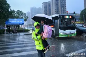 娄底：暴风雨中的执勤女警图片