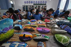 石头画点亮校园风景图片