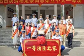 重庆消防员杨定豪荣立一等功 “送奖到家报喜团”送牌匾到家图片