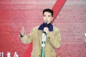 萧敬腾：下一站成都，我来啦！网友：出门吃饭，全身“浇湿”图片