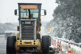 长益高速：沐“雪”前行，除雪抗冰保畅安图片