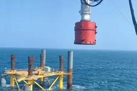 阳江帆石一海上风电项目首台风机基础开始打桩图片