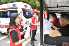 气象专报送到高考考点 长沙气象志愿者爱心护考图片