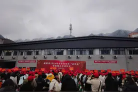 赫章县“专车+专列”向广东“点对点”有组织输出返岗复工劳动力557名图片