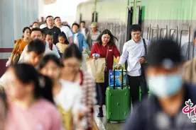 时评：免签新政为“火热中国游”再添一把火图片