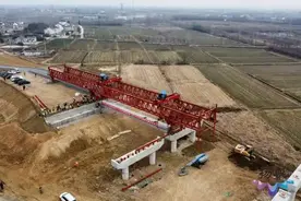 宁盐高速扬州段建设“提速快跑” 大仪互通主线首榀箱梁成功架设图片