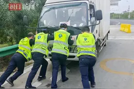 小货车收费口抛锚，收费班组伸援手帮解困图片