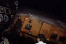 人为失误造成列车脱轨！至少10人死亡图片