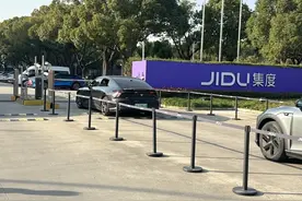 极越“闪崩”后各方聚集其公司维权，供应商代表：希望可以早点给出解决方案图片