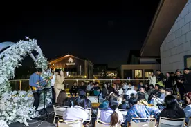 ​桃花湖公园上演“梦华录”，年轻人在这里开启交友派对图片