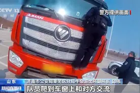 山东济南司机车内突发疾病 警民携手破窗救援图片