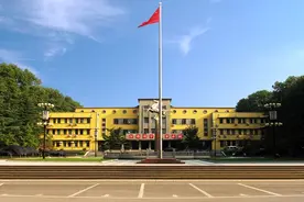 武汉理工大学领导走访慰问高层次人才和离退休老同志代表图片