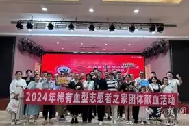 点赞！武昌教师变身“熊猫侠”，传递社会温情图片