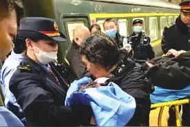 孕妇突然临盆！K33次列车乘务员和旅客紧急行动起来图片