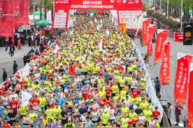 2024重庆万州环湖马拉松开跑图片