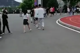 拍客｜家长吐槽学校就餐高峰学生排长队吃饭 学校：已安排错峰吃饭，会向上反馈图片