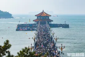 五一假期第一天，青岛栈桥人山人海图片