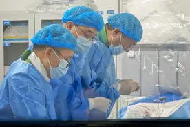 西区医院：“旋磨＋冲击波”手术 打掉冠脉钙化“顽石”图片