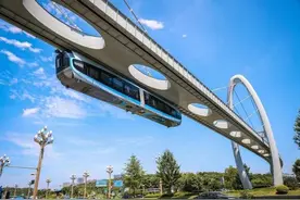 挂式可动芯型道岔实现空轨列车“灵活变轨”图片
