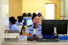 暑期广州迎出入境、户政及交管办证高峰，923台自助服务终端启用图片