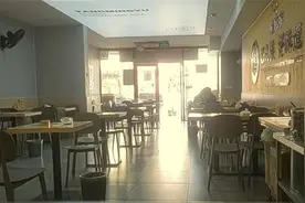 被曝食品问题后，各地多家杨铭宇黄焖鸡开直播晒现状：一天损失好几千，没心情算账图片