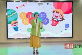 小朋友拉着小小朋友，幼儿园开展早教体验图片